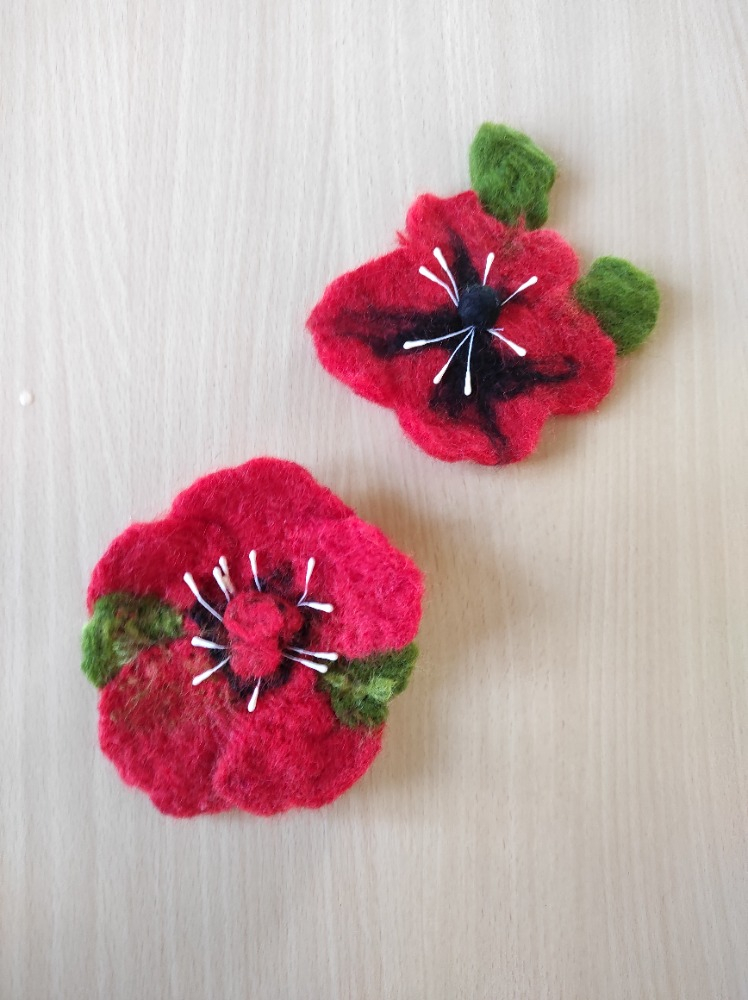 Plstěná květina - brož