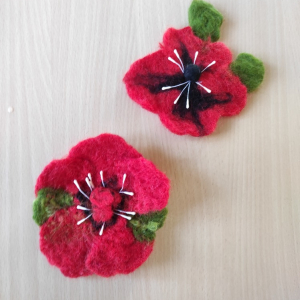 Plstěná květina - brož